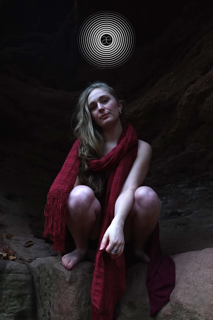 Hände und Klänge: A visual concept and a forest photo shoot for voice and body work.